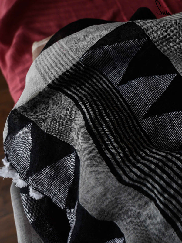 Linen: Between black and white